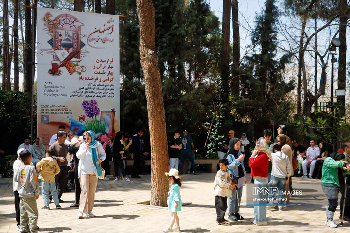 حضور مسافران نوروزی در منارجنبان اصفهان