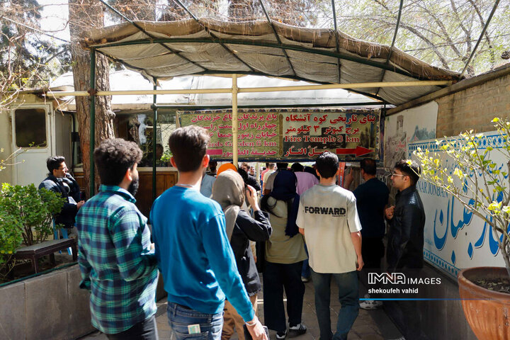حضور مسافران نوروزی در منارجنبان اصفهان