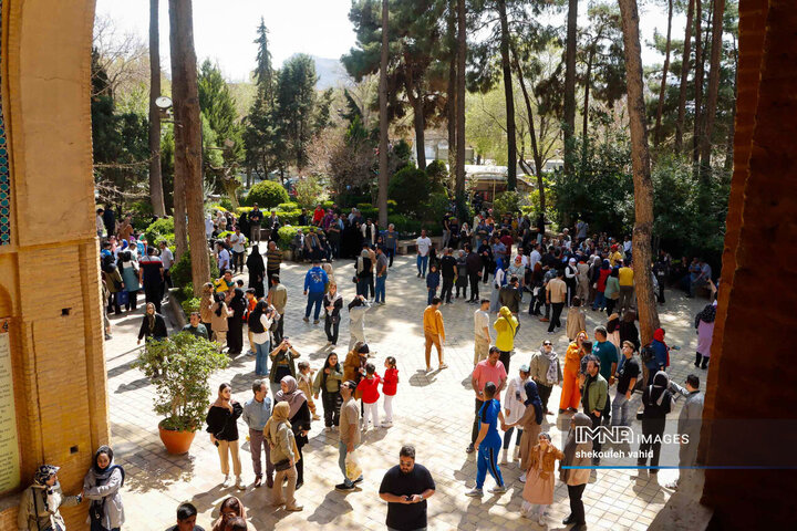 حضور مسافران نوروزی در منارجنبان اصفهان