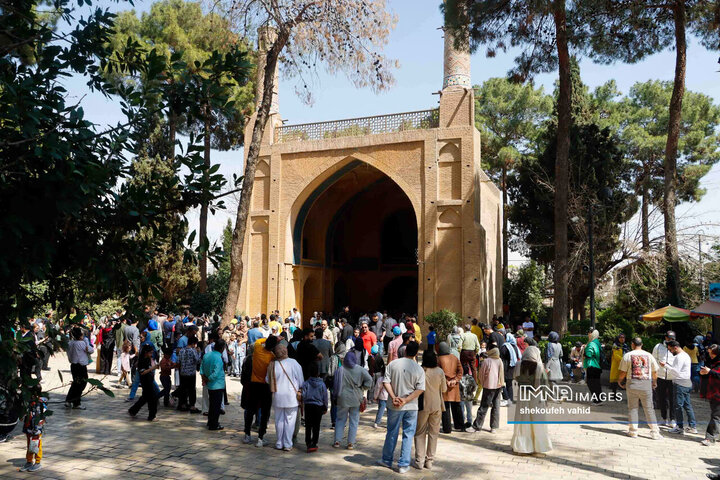 حضور مسافران نوروزی در منارجنبان اصفهان