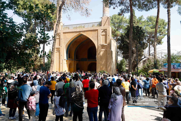 حضور مسافران نوروزی در منارجنبان اصفهان