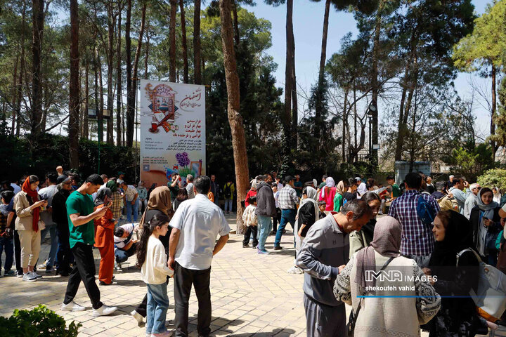 حضور مسافران نوروزی در منارجنبان اصفهان