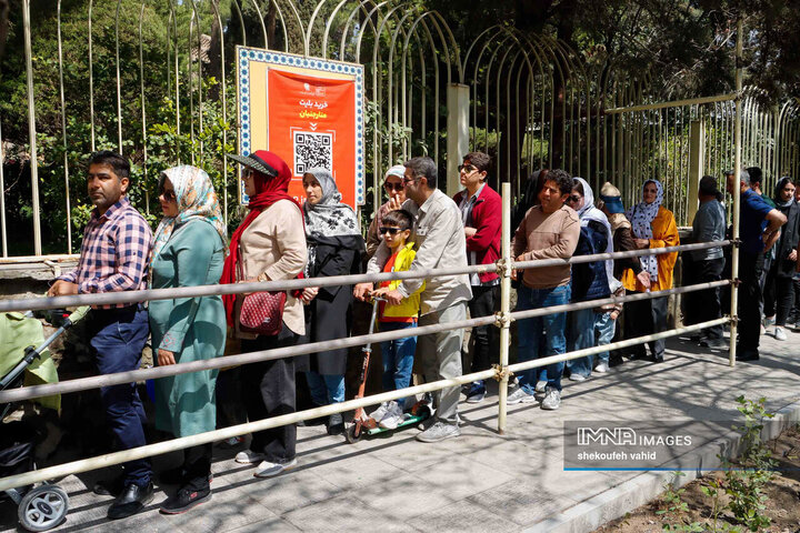 حضور مسافران نوروزی در منارجنبان اصفهان