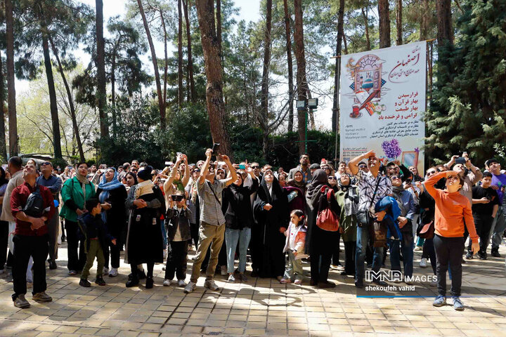 حضور مسافران نوروزی در منارجنبان اصفهان