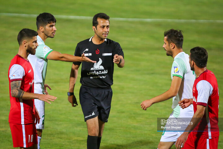 نه به سکو، نه به نیمکت؛ اینجا ایستگاه داوری است