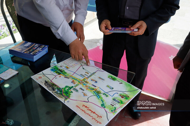 بازدید شهردار، رئیس و اعضای شورای شهر اصفهان از روند خدمات‌دهی اتوبوس گردشگری