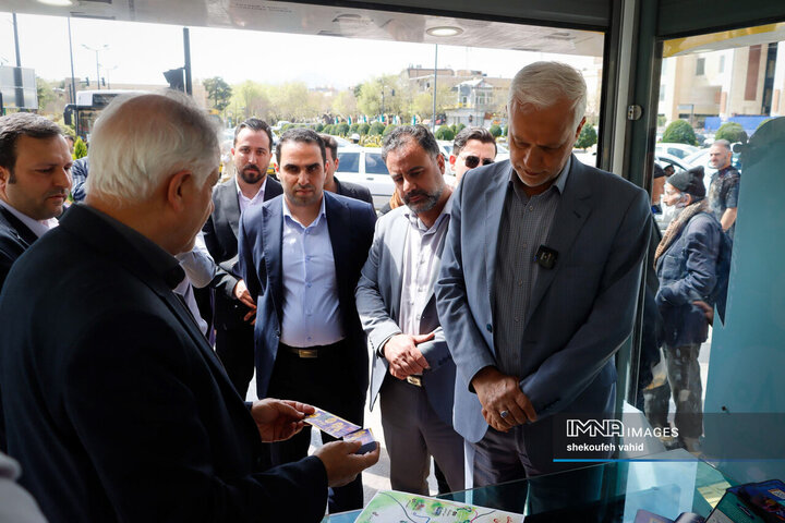 بازدید شهردار، رئیس و اعضای شورای شهر اصفهان از روند خدمات‌دهی اتوبوس گردشگری