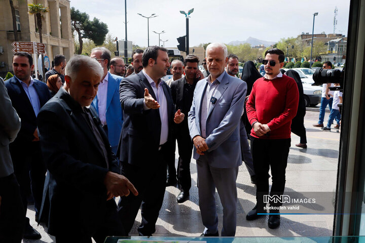 بازدید شهردار، رئیس و اعضای شورای شهر اصفهان از روند خدمات‌دهی اتوبوس گردشگری