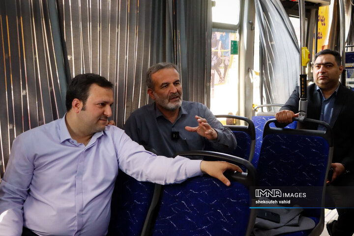 بازدید شهردار، رئیس و اعضای شورای شهر اصفهان از روند خدمات‌دهی اتوبوس گردشگری