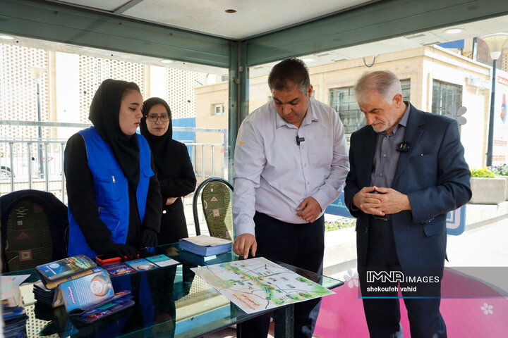 بازدید شهردار، رئیس و اعضای شورای شهر اصفهان از روند خدمات‌دهی اتوبوس گردشگری