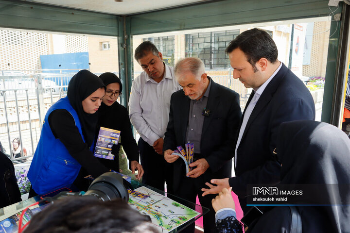 بازدید شهردار، رئیس و اعضای شورای شهر اصفهان از روند خدمات‌دهی اتوبوس گردشگری