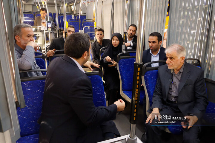 بازدید شهردار، رئیس و اعضای شورای شهر اصفهان از روند خدمات‌دهی اتوبوس گردشگری