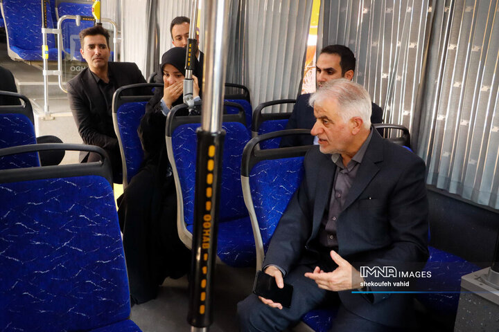 بازدید شهردار، رئیس و اعضای شورای شهر اصفهان از روند خدمات‌دهی اتوبوس گردشگری