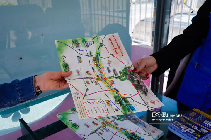 بازدید شهردار، رئیس و اعضای شورای شهر اصفهان از روند خدمات‌دهی اتوبوس گردشگری