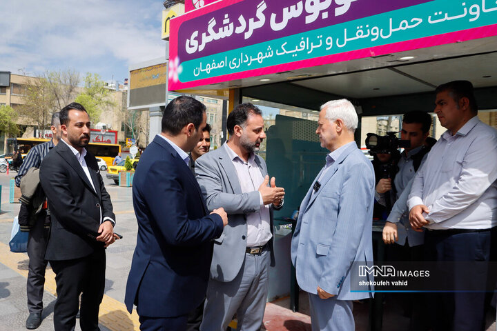 بازدید شهردار، رئیس و اعضای شورای شهر اصفهان از روند خدمات‌دهی اتوبوس گردشگری