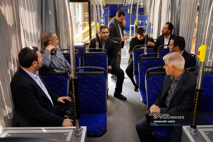 بازدید شهردار، رئیس و اعضای شورای شهر اصفهان از روند خدمات‌دهی اتوبوس گردشگری