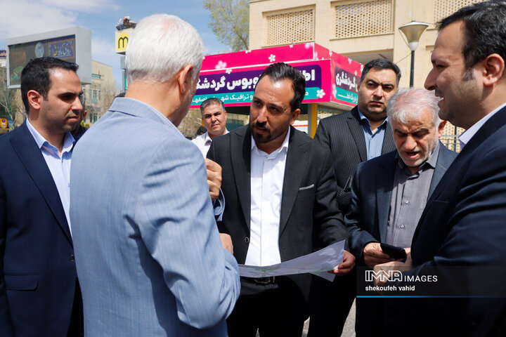 بازدید شهردار، رئیس و اعضای شورای شهر اصفهان از روند خدمات‌دهی اتوبوس گردشگری