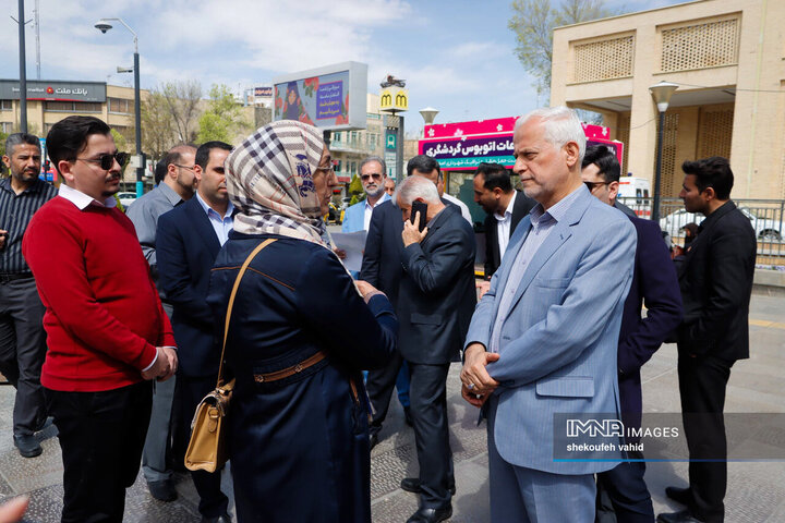 بازدید شهردار، رئیس و اعضای شورای شهر اصفهان از روند خدمات‌دهی اتوبوس گردشگری