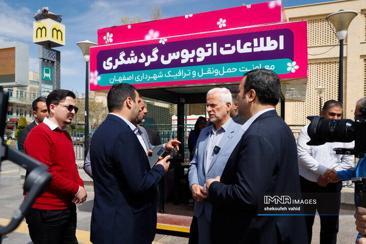 بازدید شهردار، رئیس و اعضای شورای شهر اصفهان از روند خدمات‌دهی اتوبوس گردشگری
