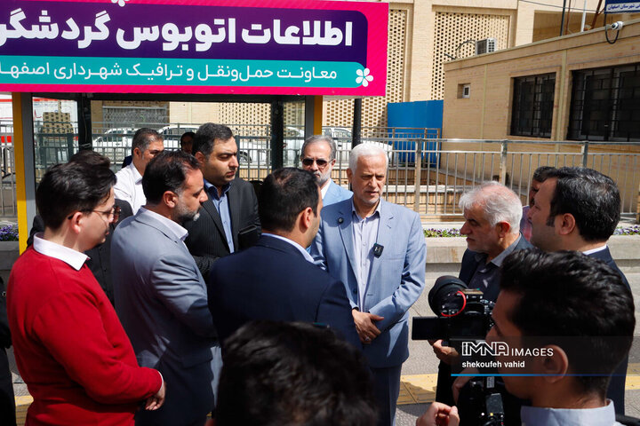 بازدید شهردار، رئیس و اعضای شورای شهر اصفهان از روند خدمات‌دهی اتوبوس گردشگری