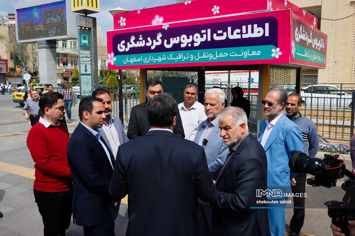 بازدید شهردار، رئیس و اعضای شورای شهر اصفهان از روند خدمات‌دهی اتوبوس گردشگری