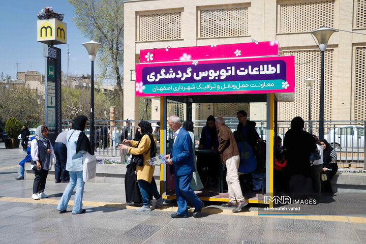 بازدید شهردار، رئیس و اعضای شورای شهر اصفهان از روند خدمات‌دهی اتوبوس گردشگری