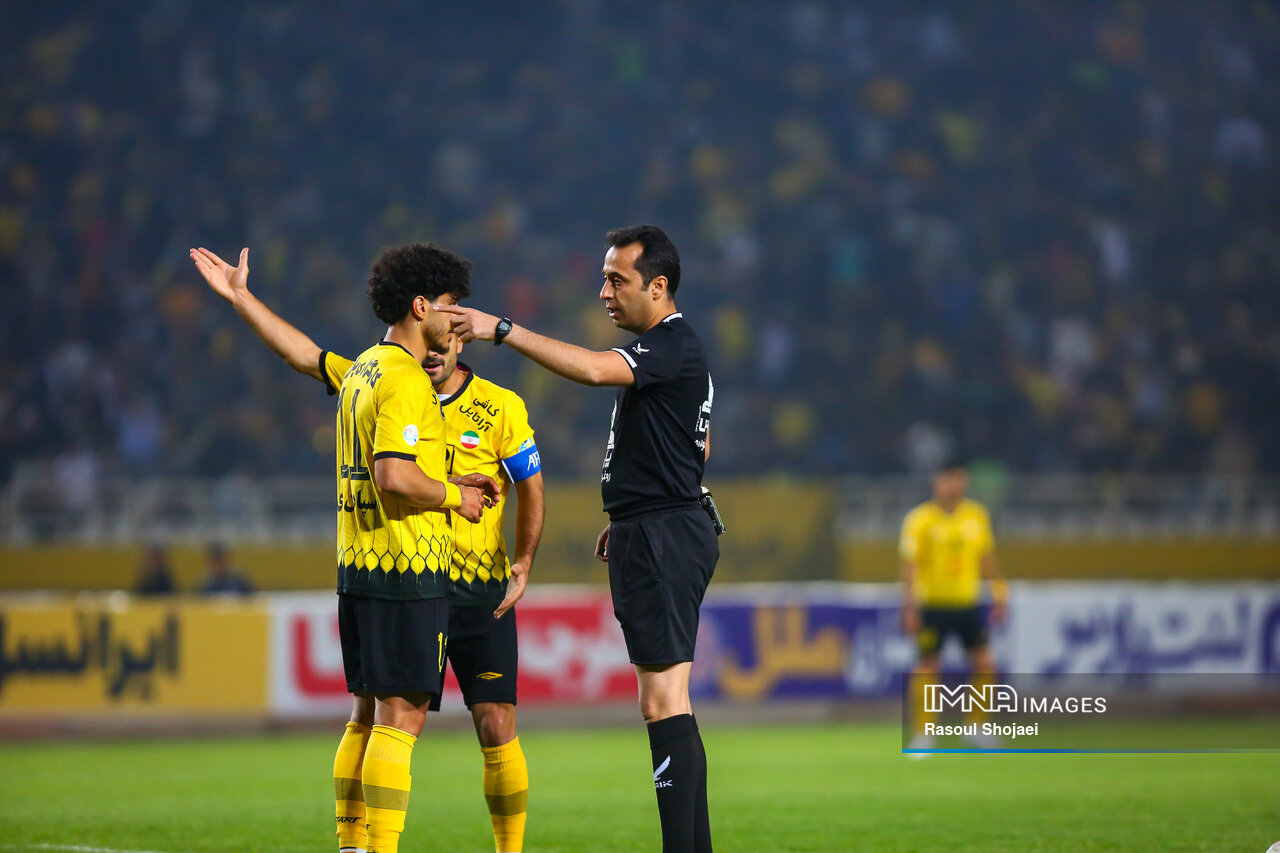 قضاوت در میدان مین؛ داوران ایرانی زیر فشار VAR