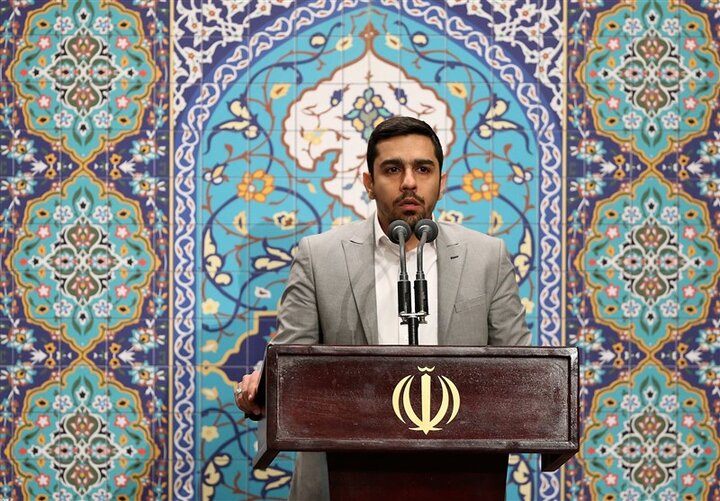 فیلم| مدیحه‌سرایی حنیف طاهری در نماز عید فطر تهران/ ما جای نامه، شاهنامه می‌فرستیم