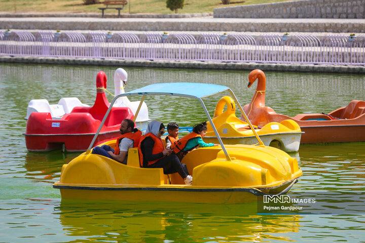 دهمین روز از تعطیلات نوروزی در باغ فدک
