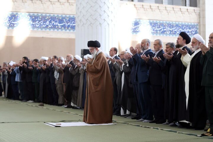 نماز عید سعید فطر به امامت رهبر انقلاب اقامه شد