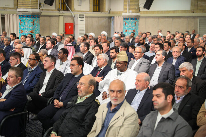 دیدار مسئولان نظام و سفرای کشورهای اسلامی با رهبر انقلاب