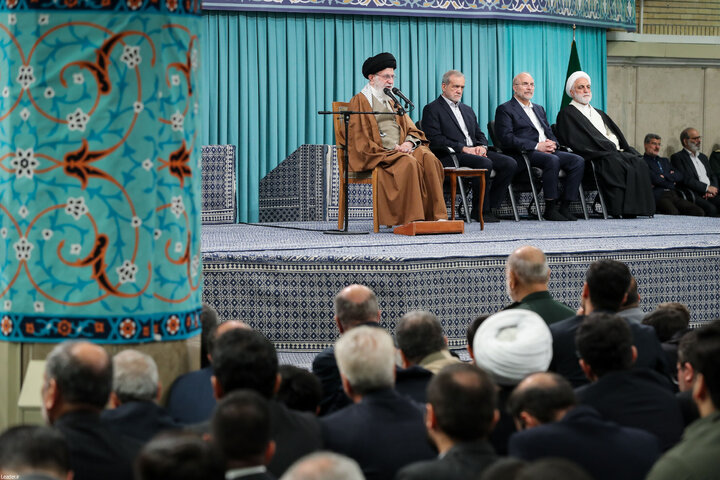 دیدار مسئولان نظام و سفرای کشورهای اسلامی با رهبر انقلاب