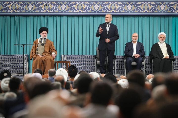 دیدار مسئولان نظام و سفرای کشورهای اسلامی با رهبر انقلاب