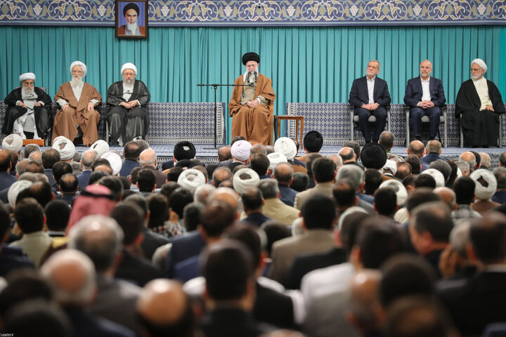 دیدار مسئولان نظام و سفرای کشورهای اسلامی با رهبر انقلاب