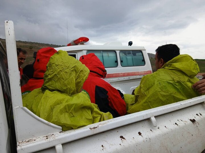 نجات ۸ فرد گرفتار در ارتفاعات کوه چرمین