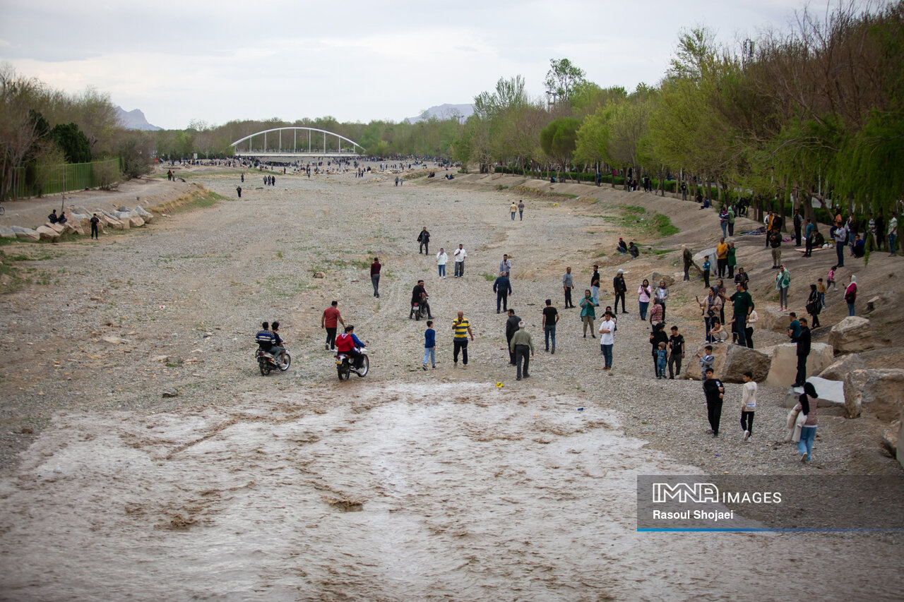 این آب سیاست میخواهد!