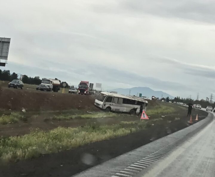 واژگونی یک اتوبوس و مینی‌بوس در آزادراه امام علی(ع) قم