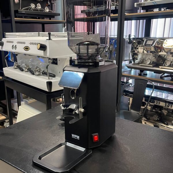 عنوان رپورتاژ؛ آسیاب قهوه صنعتی؛ بررسی انواع و نکات مهم پیش از خرید