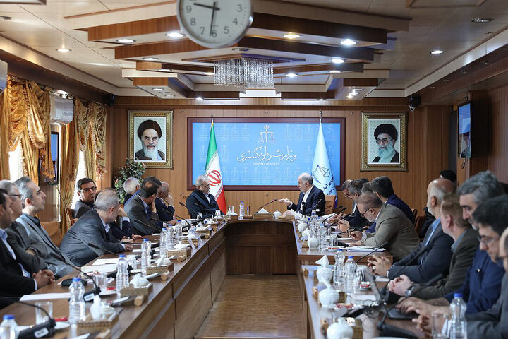 بازدید سرزده رئیس‌جمهور از وزارت دادگستری