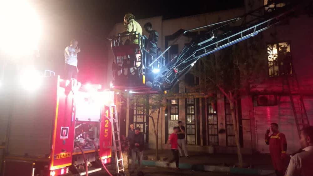 وقوع حریق در پارکینگ مجتمع مسکونی حادثهساز شد + عکس