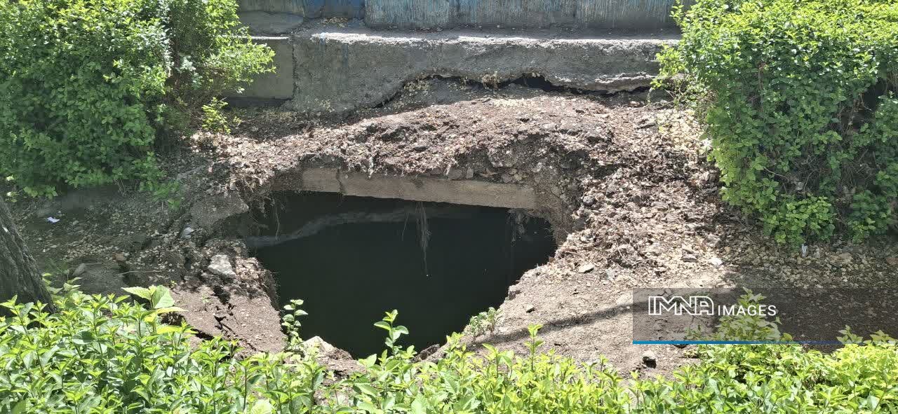 تلاش برای ترمیم محل فرونشست زمین خیابان لاله اصفهان تا پایان امشب