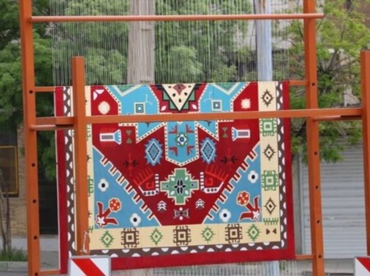 نصب المان گلیم‌ نقش برجسته در شهر ایلام