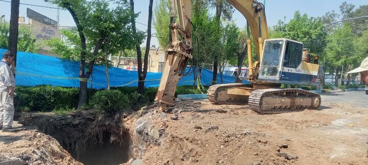 ایمن‌سازی و رفع نشتی خط لوله فاضلاب در خیابان لاله + عکس