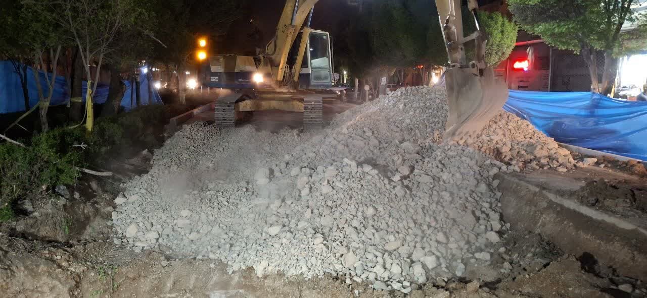 ایمنسازی و رفع نشتی خط لوله فاضلاب در خیابان لاله + عکس