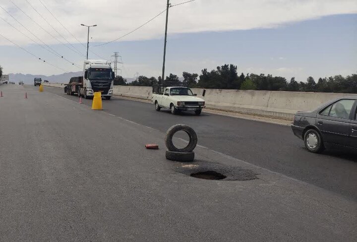 نشست و ایجاد حفره در حاشیه محور کمربندی شرق اصفهان در پی نشت آب از شبکه انتقال آب