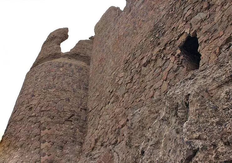 قلعه عجیبی که آب در آن سر بالا میرفت!