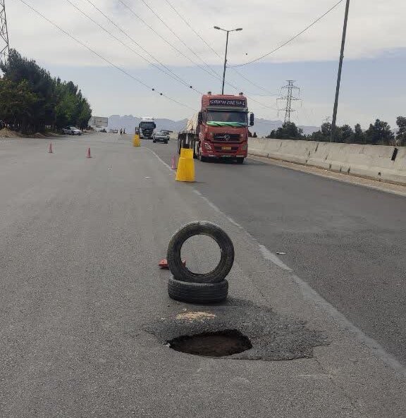 نشست و ایجاد حفره در حاشیه محور کمربندی شرق اصفهان در پی نشت آب از شبکه انتقال آب
