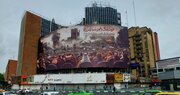 سکوت جامعه جهانی در برابر غزه روی دیوارنگاره میدان ولی‌عصر (عج)