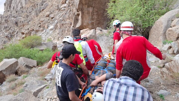 تلاش ۹ ساعته امدادگران هلال احمر برای نجات فرد مصدوم در اسلامیه تفت