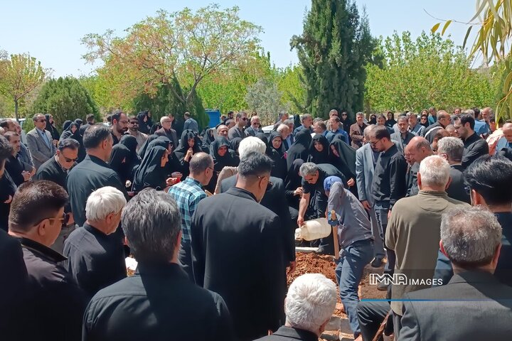 پیکر استاد «احمد زمانی» در آرامستان باغ رضوان آرام گرفت